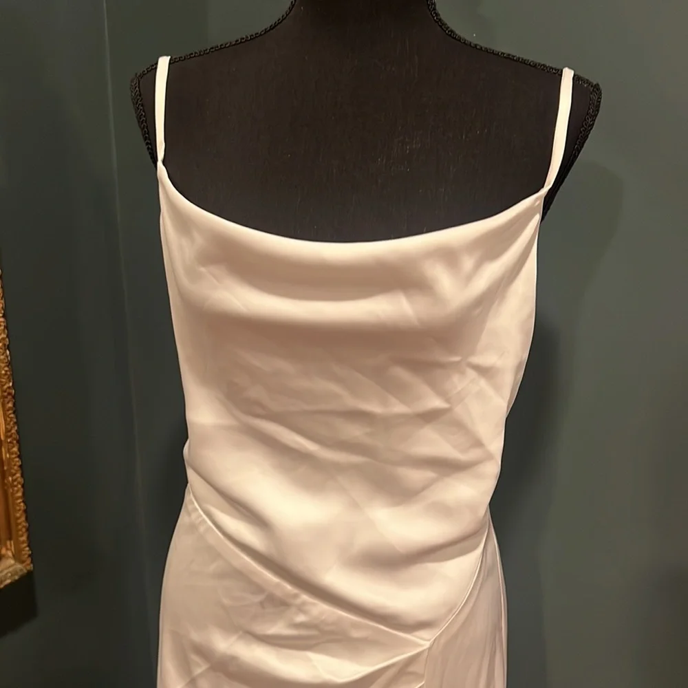 Stunning Lulu’s satin white dress size medium - Picture 2 of 11